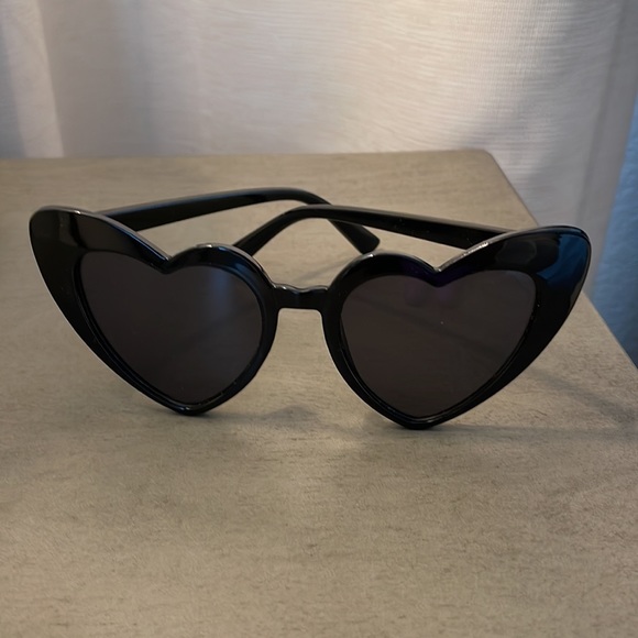 HEART BLACK UV SUNGLASSES - Picture 3 of 4